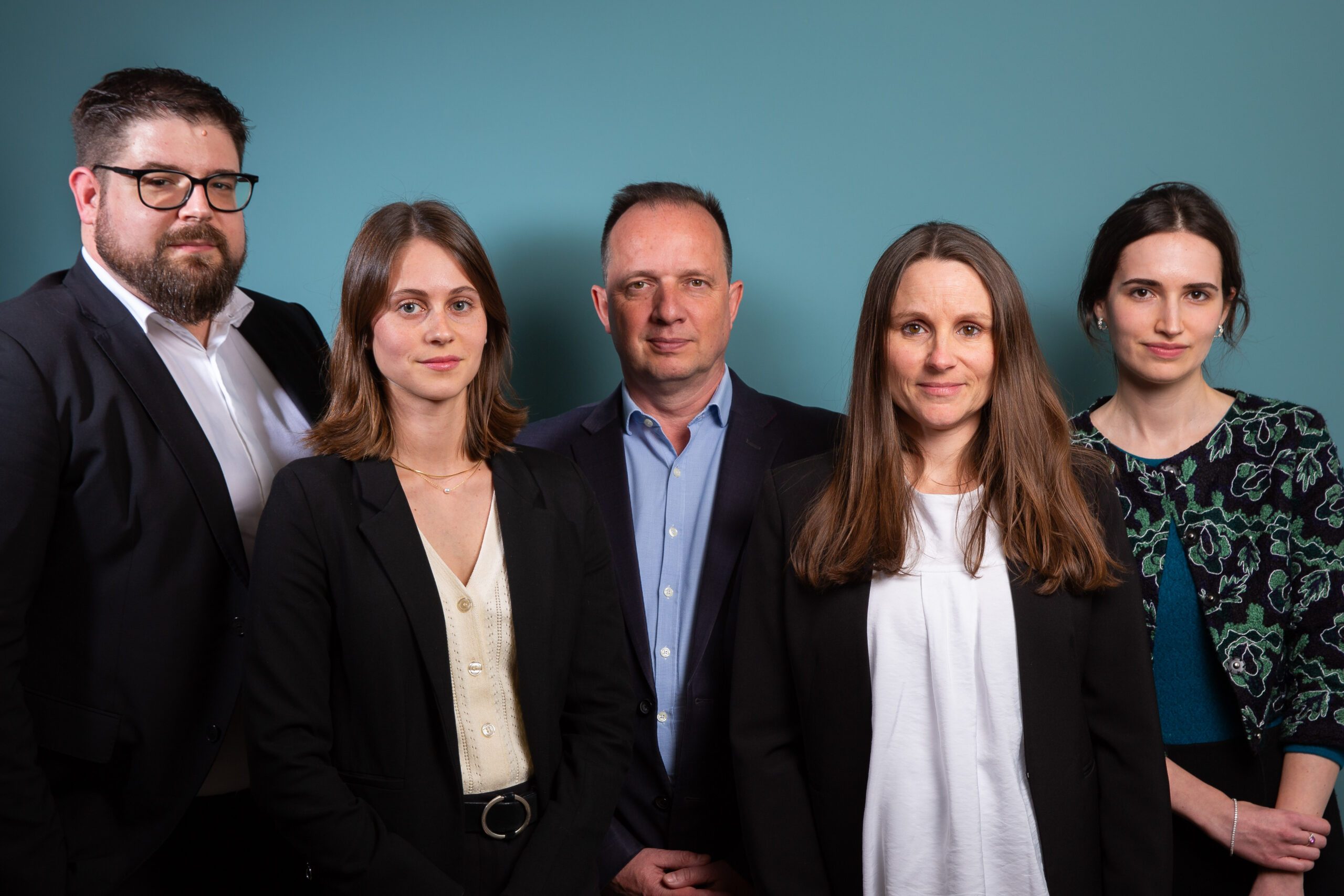 La photo montre l'équipe du cabinet OGMIOS AVOCATS, composée de cinq avocats. Il s'agit d'une photo couleur, en plan large.